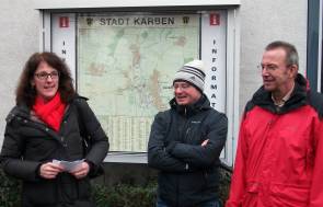 Bild: privat „Arnold und Kassold am Stadtplan vor dem Bürgerhaus Karben“