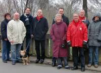 Karbener SPD an der alten Niddabr�cke am Sportfeld