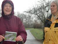 Frau Zobeley und Frau L�fler auf dem Nuidda-Radweg