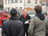 Thomas G�rlich im Gespr�ch mit Anliegern
