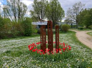 SPD-Skulptur vor dem Hallenfreizeitbad