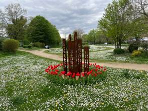 Skulptur mit Tulpenrondell