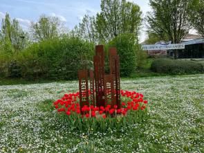 Skulptur mit Tulpenrondell