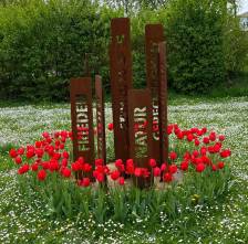 Skulptur mit Tulpenrondell