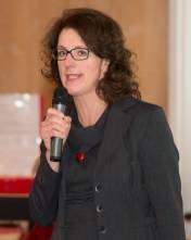 Bürgermeisterkandidatin Susanne Kassold erläutert ihr Prgramm  -  Bild: privat