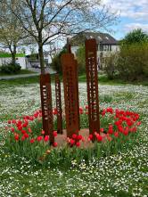 Skulptur mit Tulpenrondell