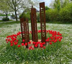 Skulptur mit Tulpenrondell