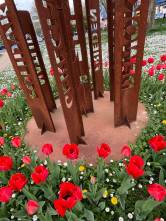 Skulptur mit Tulpenrondell