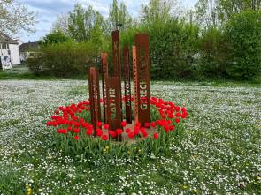 Skulptur mit Tulpenrondell