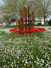 Skulptur mit Tulpenrondell