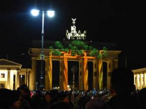 illuminiertes Brandenburger Tor waehrend des Lichterfestes