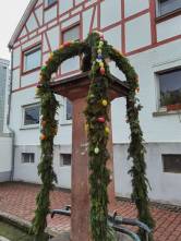 Peter-Geibel-Brunnen mit Osterschmuck