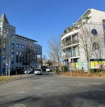 City Center (links Kino, rechts Ärztezentrum)