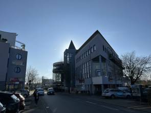 Schwieriger Überweg vom Parkpatz (rechts) zum Ärztezentrum (links)