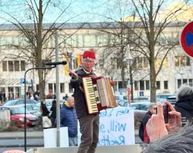 Akkordeon braucht kein Mikrofon!