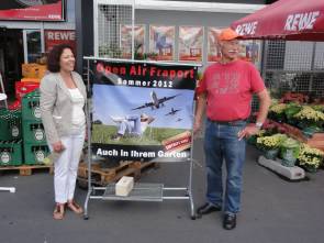 Vorsitzende der Karbener BI, Christina Domenech-Schmidt vor dem REWE-Markt in Klein-Karben