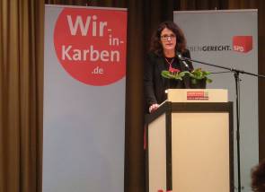Susanne Kassold erläutert ihre Politik für Karben