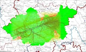Gebiete, die in der Fluglärmkommission vertreten sind (grün) und die Lärmbelastung vom 24.8.2012 (rot/gelbe Linien)
