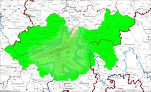 Gebiete, die in der Fluglärmkommission vertreten sind (grün) und die prognostizierte Lärmbelastung für 2020 (Quelle: FraPort)