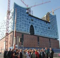 Elbphilharmonie mit Reisegruppe