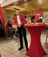 Marion Götz beim Vortrag, Anja Singer hört zu