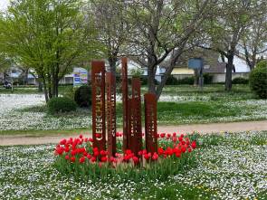 Skulptur mit Tulpenrondell