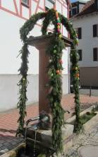 Peter-Geibel-Brunnen mit Osterschmuck