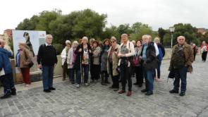 Mitglieder der Reisegruppe auf der Steinernen Bruecke