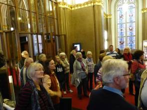 Reisegruppe im Saal des Roten Rathauses Berlin
