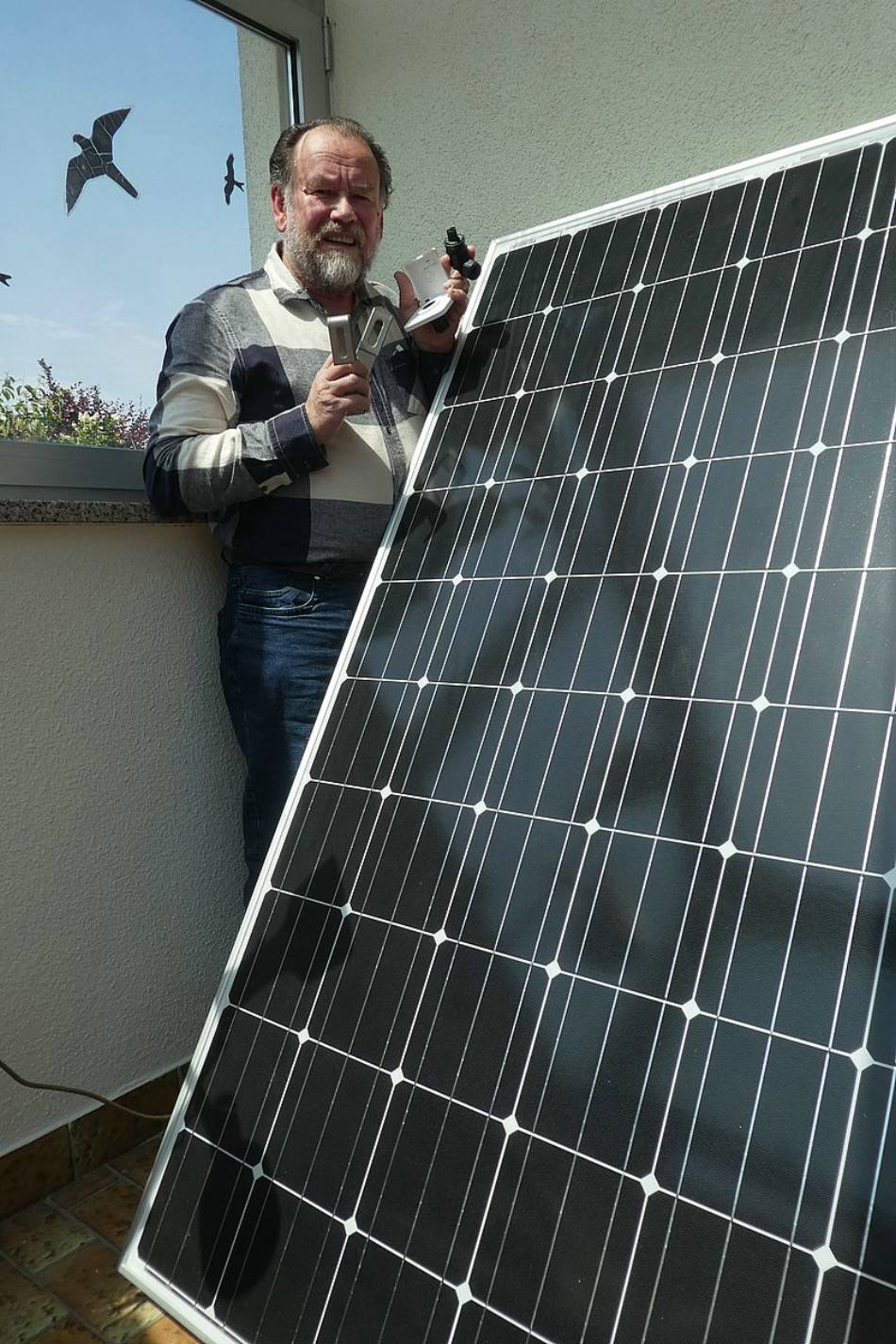 (Bild: Referent Stamm mit einem Balkon-PV-Modul - privat)