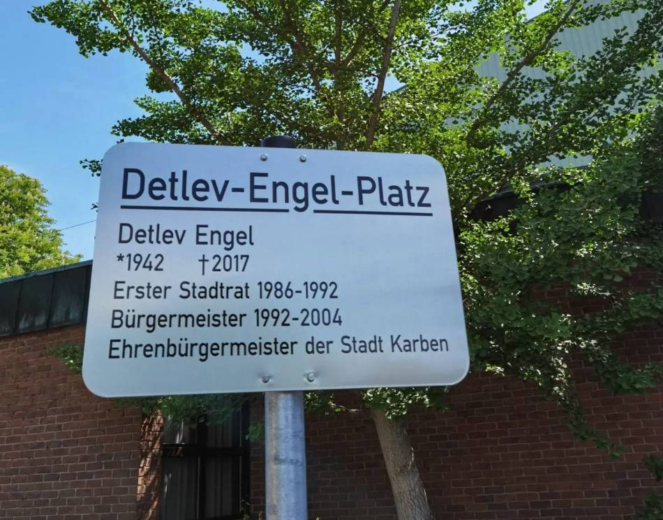 : Platz vor der katholischen Kirche St. Bonifatius nach Detlev-Engel-Platz benannt