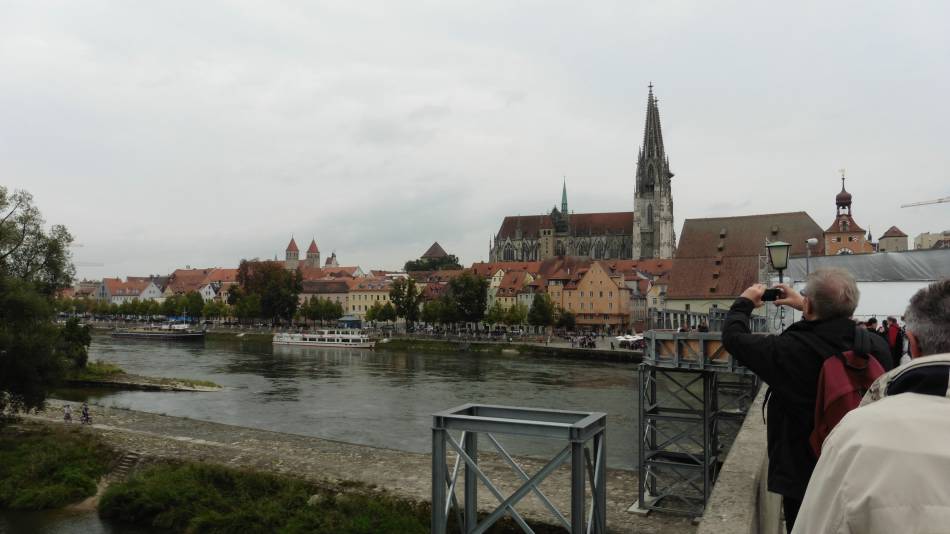 Blick von der Steinernen Bruecke auf den Dom