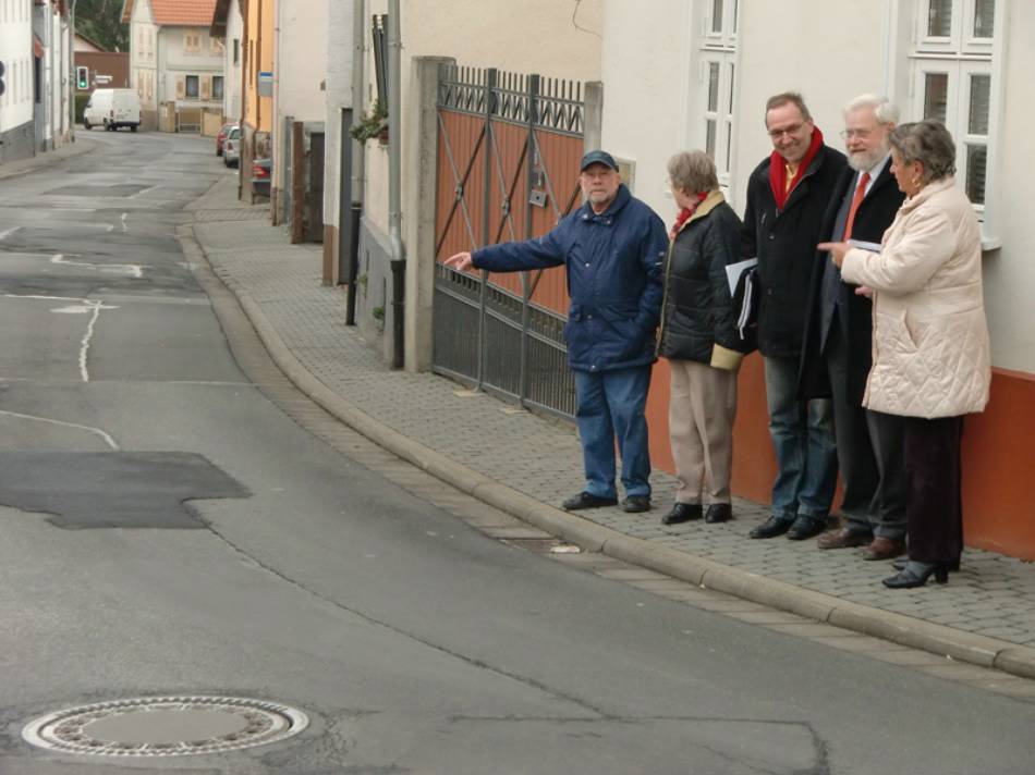 Die Ortsgruppe Rendel begutachtet die Schäden in der Dorfelder Straße