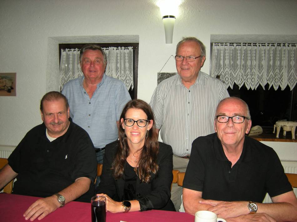 einige Teilnehmer der Sitzung der SPD Petterweil mit Mirjam Fuhrmann (Bildmitte)