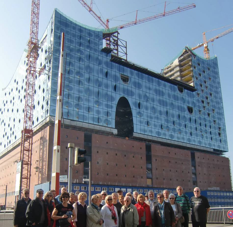 Elbphilharmonie mit Reisegruppe