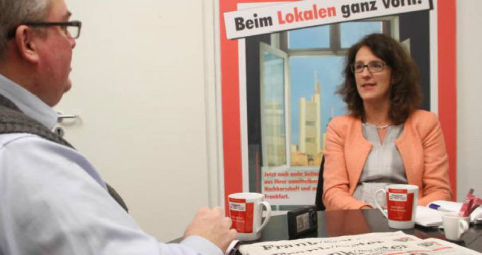 Erklärt, wie sie in Karben regieren will: SPD-Bürgermeister-Kandidatin Susanne Kassold im Interview mit Redakteur Dennis Pfeiffer-Goldmann. Copyright: FNP