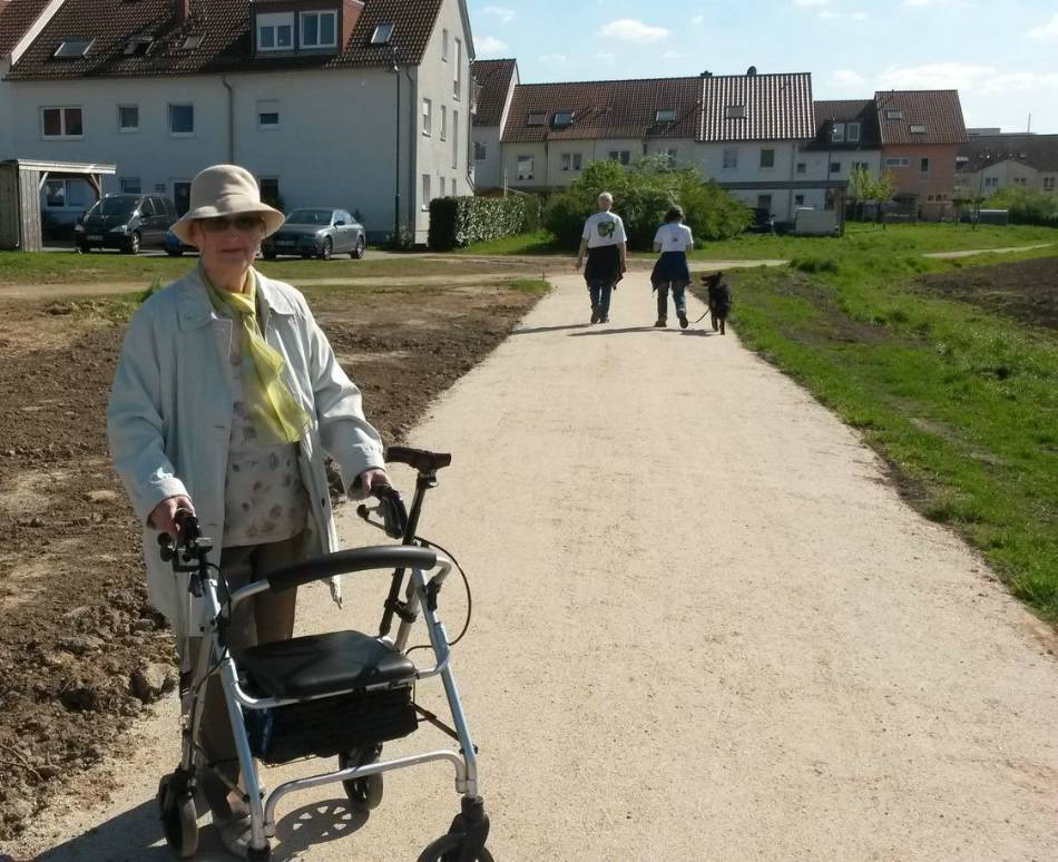 Frau Harnack freut sich über den neuen Spazierweg