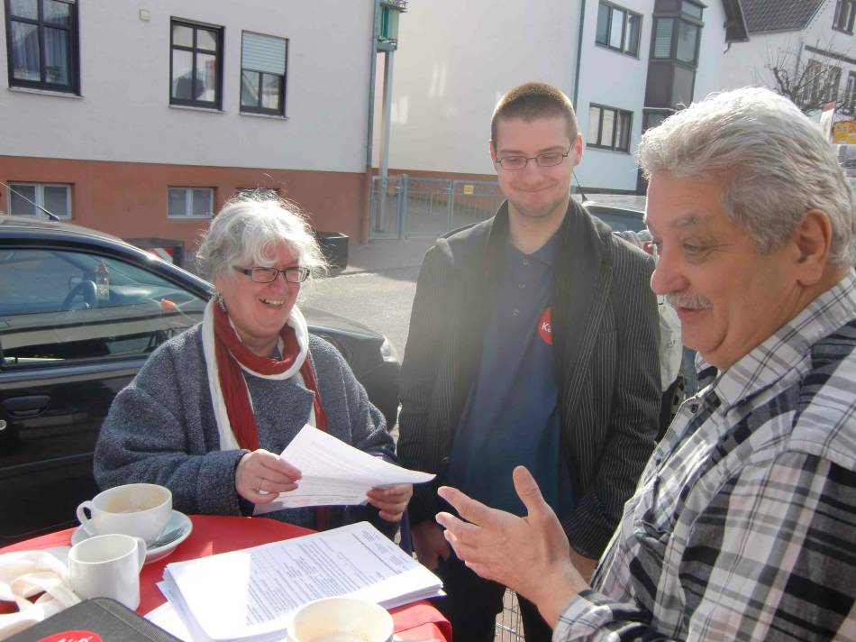 Infostand in der Klein-Karbener Rathausstraße: Warum stehen die Autos nicht im Hof?