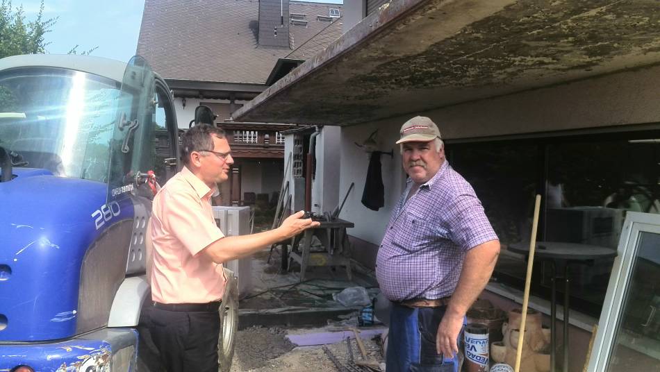 Jochen Schmitt auf der eigenen Baustelle im Gespräch mit Herrn Weiss, Vorarbeiter der Firma Rossberg, Niddatal.