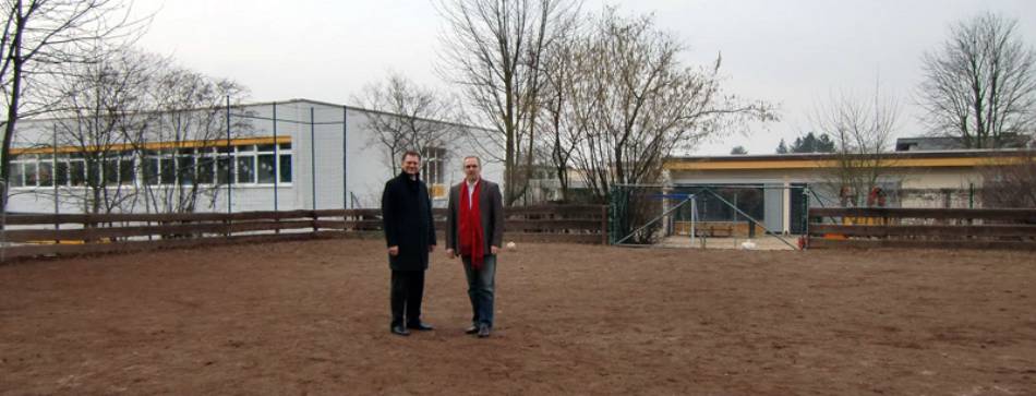 Jochen Schmitt und Thomas Görlich vor dem Klein-Karbener Kindergarten