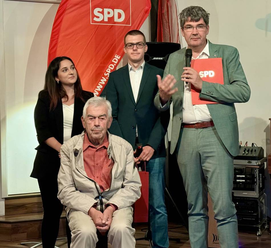 Jubilar Fritz Amann, hinten Sarah Al Rachid, Benedict Heybeck, Matthias Körner i Jubilar Fritz Amann, hinten Sarah Al Rachid, Benedict Heybeck, Matthias Körner i