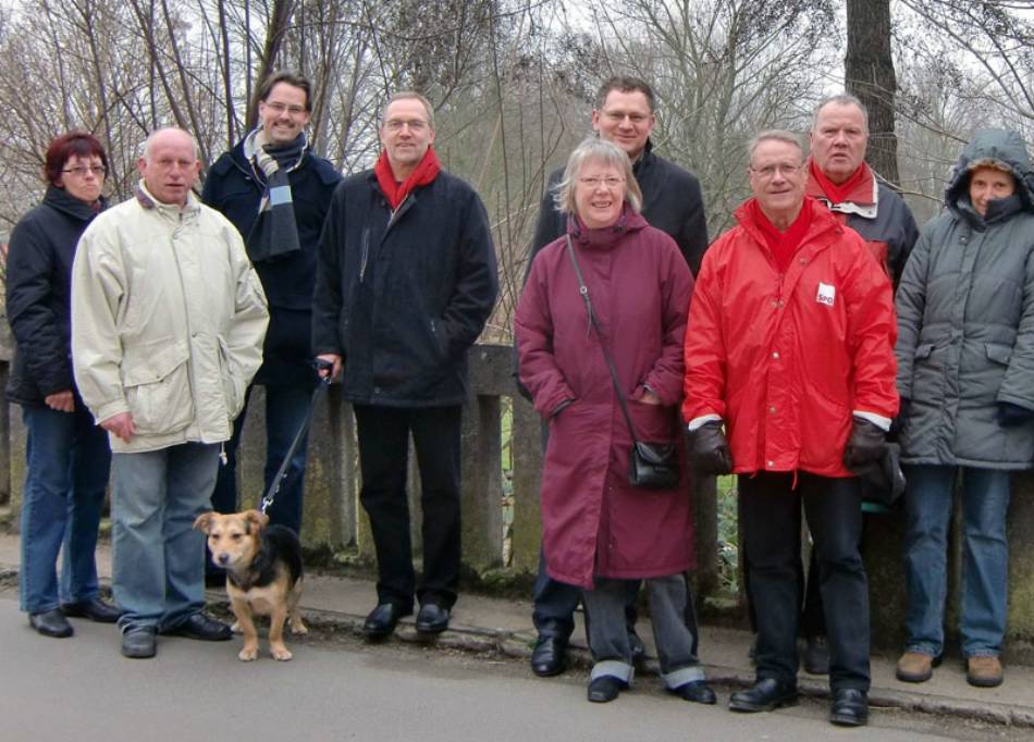 Karbener SPD an der alten Niddabrücke am Sportfeld