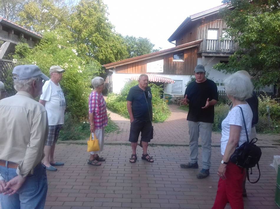 Karbener SPD-Senioren auf ökologischen Pfaden: Arbeitsgemeinschaft besucht Ökohof und Gemeinschaftsostanlage