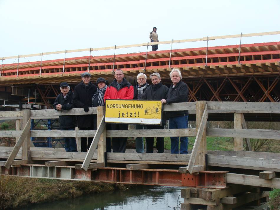 Landrat Joachim Arnold mit Mitglieder der Karbener SPD und der BI vor der neuen Brücke
