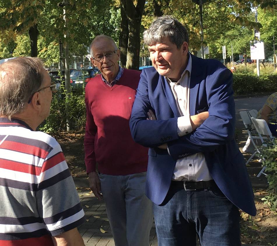 Matthias Körner im Gespräch mit einem Marktbesucher (Rathausplatz)