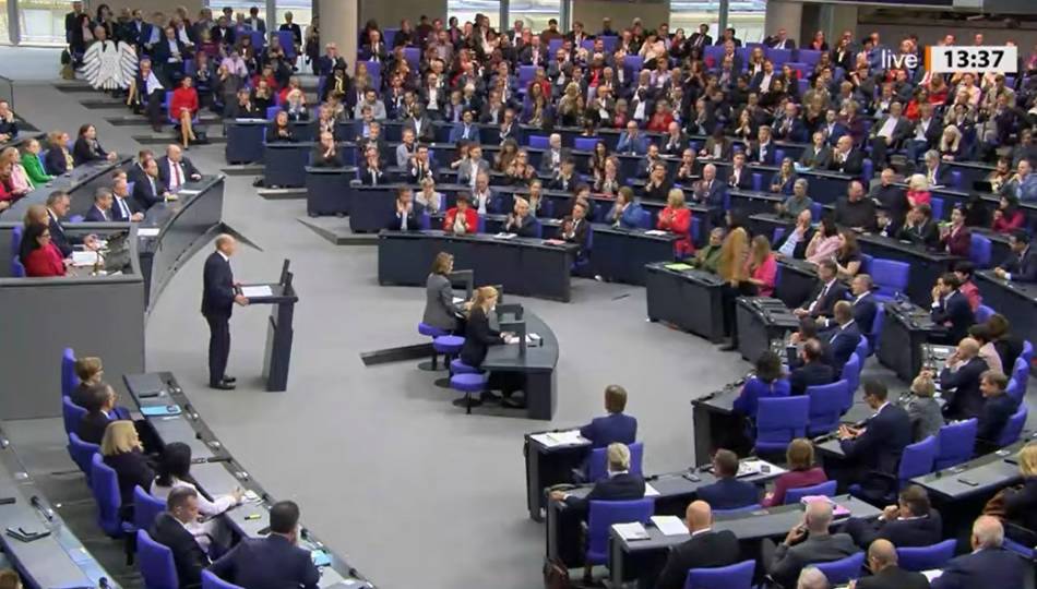 Olaf Scholz am Rednerpunlt vor den Abgeordneten des Deutschen Bundestages Olaf Scholz am Rednerpunlt vor den Abgeordneten des Deutschen Bundestages