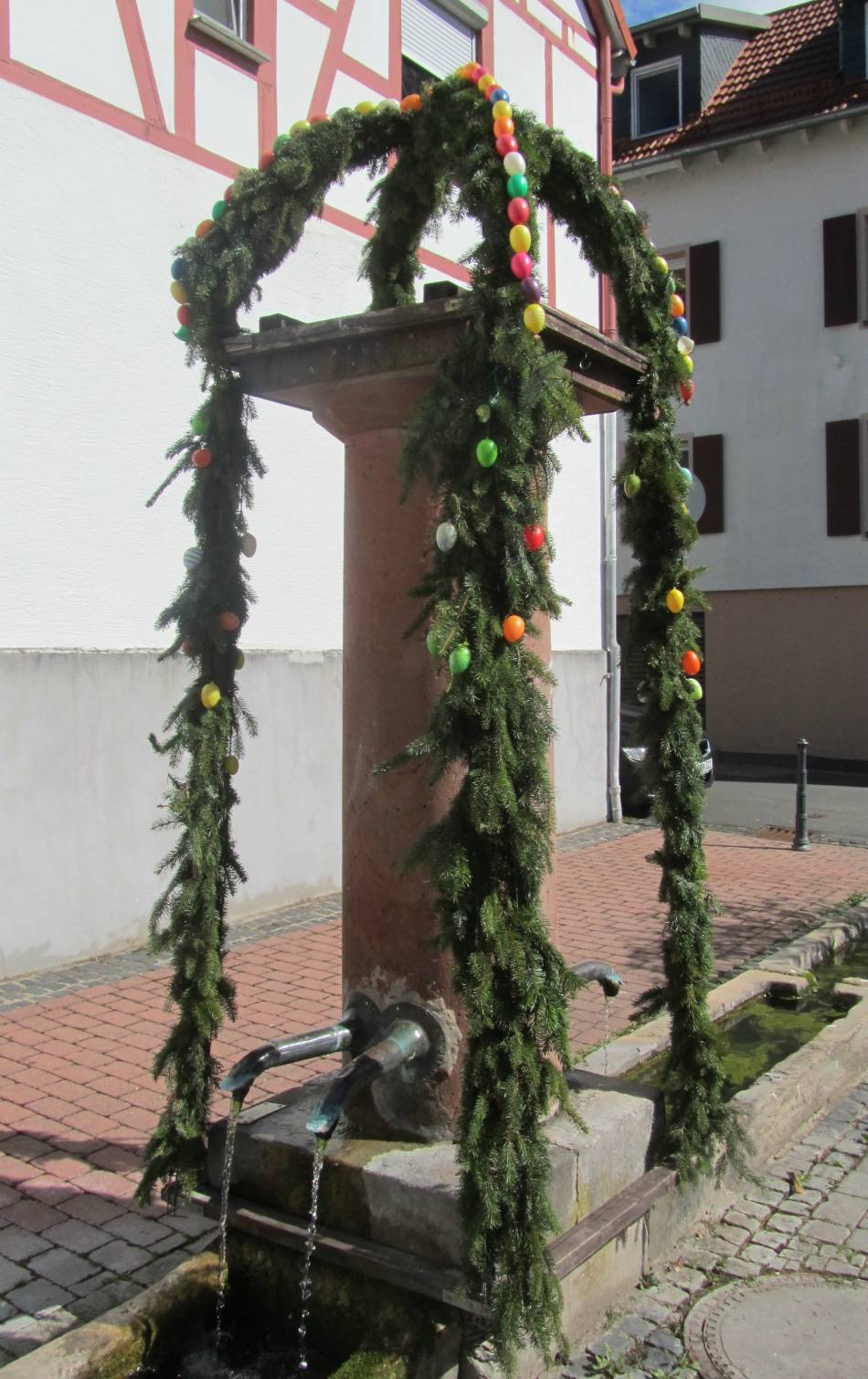 Peter-Geibel-Brunnen mit Osterschmuck