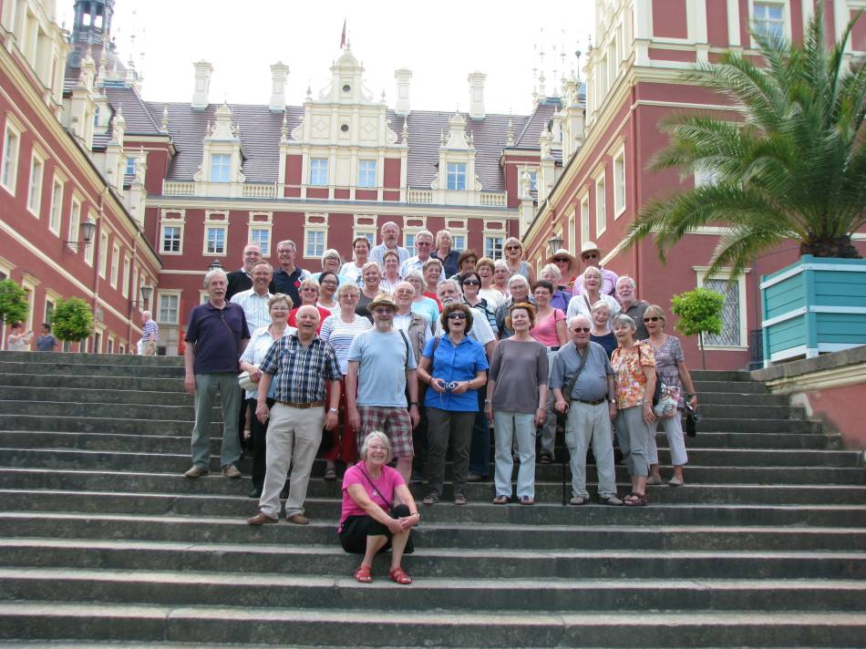 Reisegruppe vor dem Schloss Bad Muskau