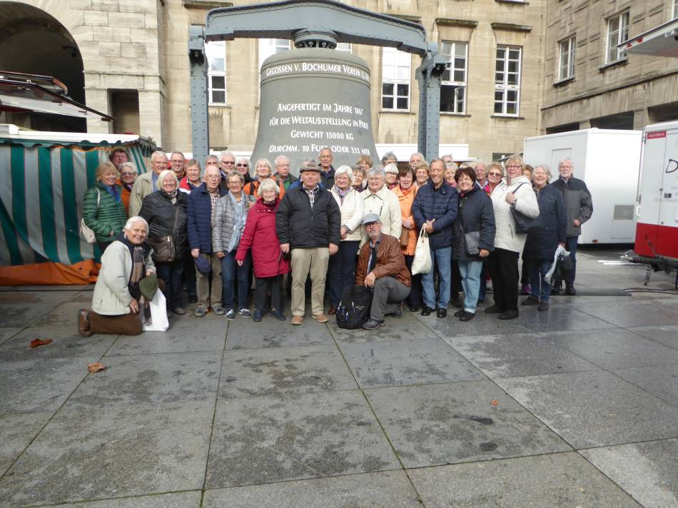 Reisegruppe vor der Glocke des Bochumer Vereins, vor dem Rathaus