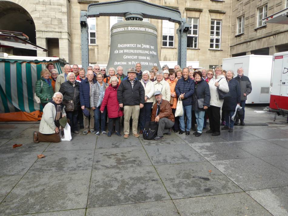 Reisegruppe vor der Glocke des Bochumer Vereins, vor dem Rathaus Reisegruppe vor der Glocke des Bochumer Vereins, vor dem Rathaus